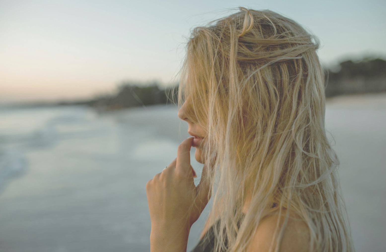 Sessione pratica di formazione parrucchieri con insegnante e studenti