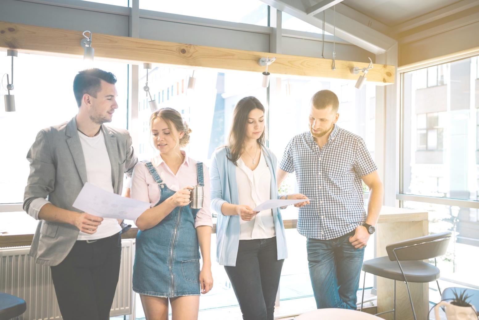 Ambiente di formazione professionale per parrucchieri con strumenti moderni