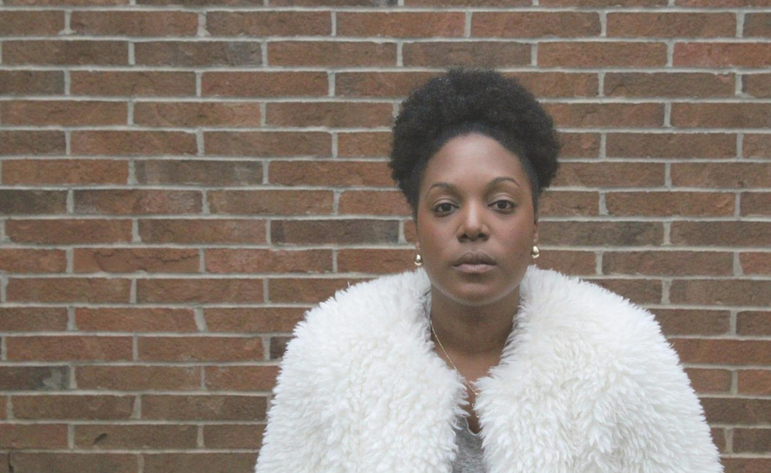 Tecniche professionali di parrucchiere durante una sessione pratica